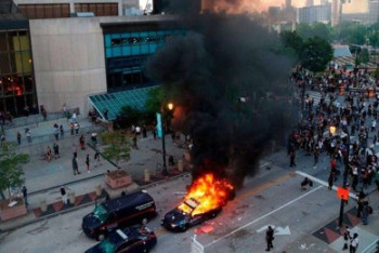 Фотография к новости: В Нью-Йорке полиция расследует как теракт нападение на полицейских