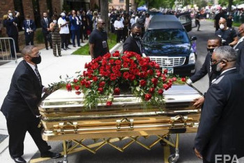 Фотография к новости: Тело Джорджа Флойда доставили для похорон в Хьюстон