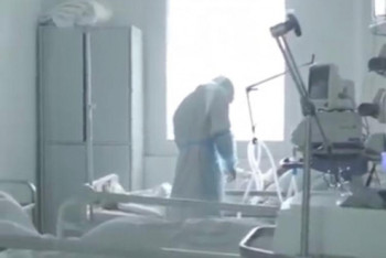 Фотография к новости: Медики поделились видео из реанимации с больными коронавирусом в Акмолинской области