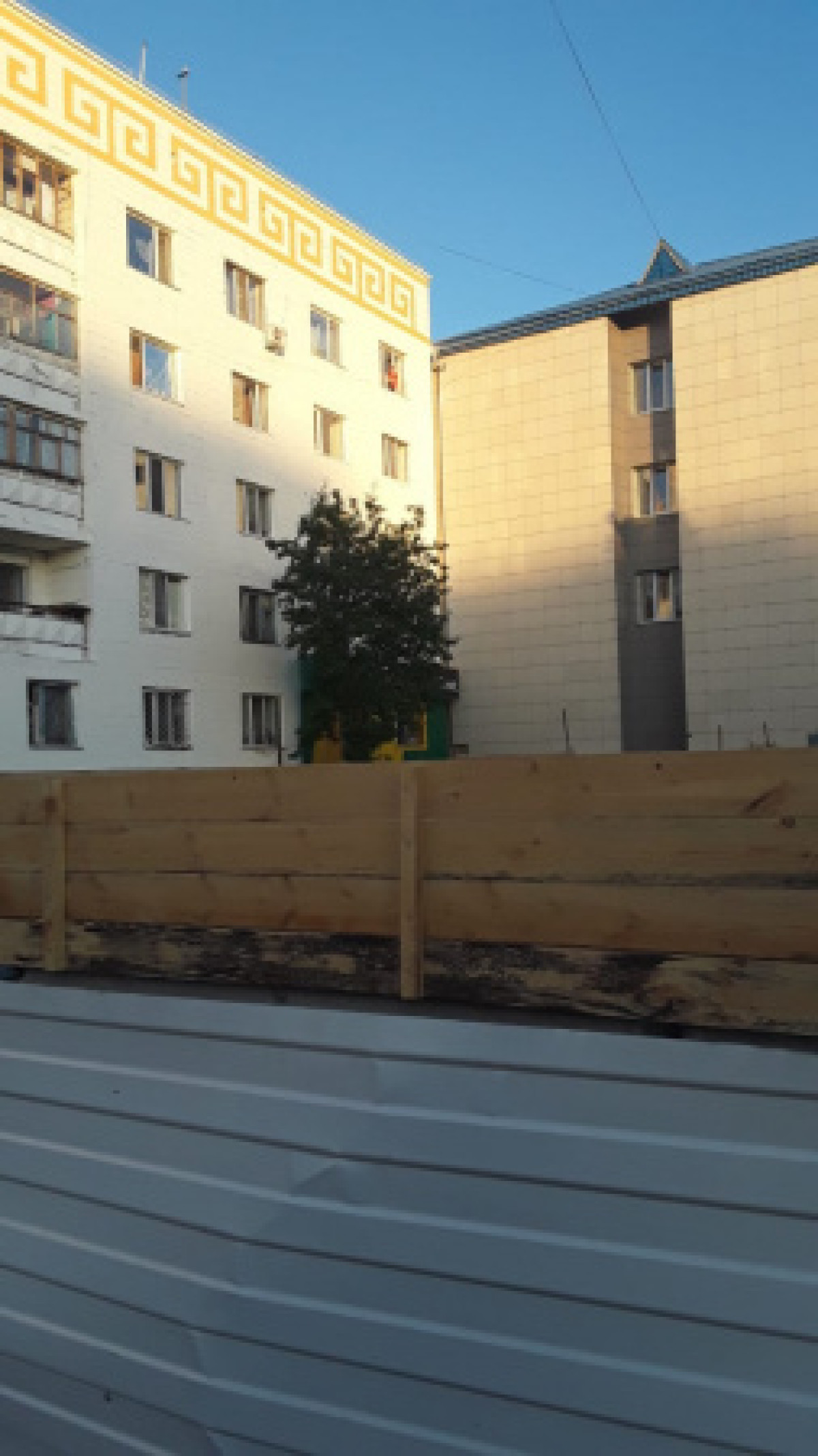 Женщина с двухлетним ребенком пыталась выброситься с пятого этажа в Кокшетау