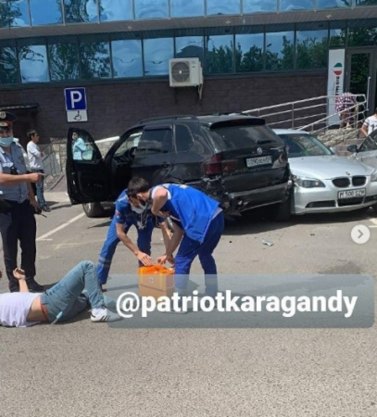 Неизвестные обстреляли BMW в центре Караганды