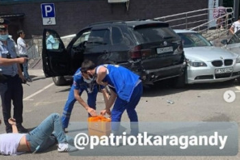 Фотография к новости: Неизвестные обстреляли BMW в центре Караганды