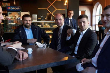 Фотография к новости: Владимира Зеленского оштрафуют за посещение кафе во время карантина