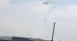 К тушению пожара на мусорном полигоне близ Алматы подключили вертолет