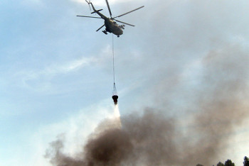 Фотография к новости: Почти 100 тонн воды сбросили с воздуха на горящий мусорный полигон близ Алматы