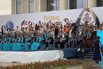 Фотография к новости: Говорят нам о COVID-19, а сами собирают толпу - власти Талдыкоргана уличили в нарушении карантина