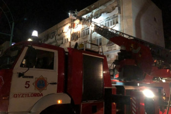 Фотография к новости: Жильцов спасали и эвакуировали из горящей пятиэтажки в Кызылорде