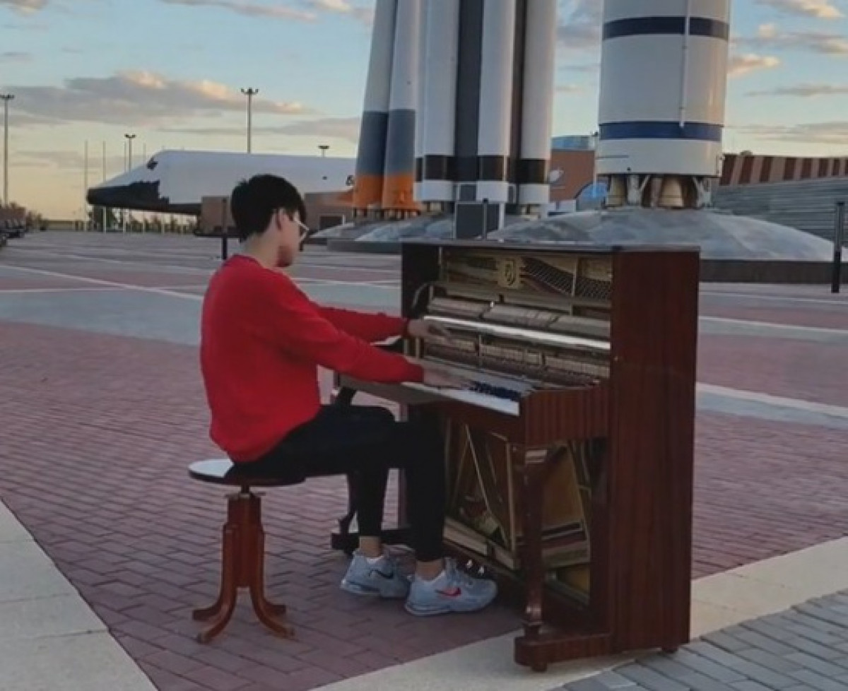 Молодой пианист покорил соцсети исполнением хитов на улице в Нур-Султане