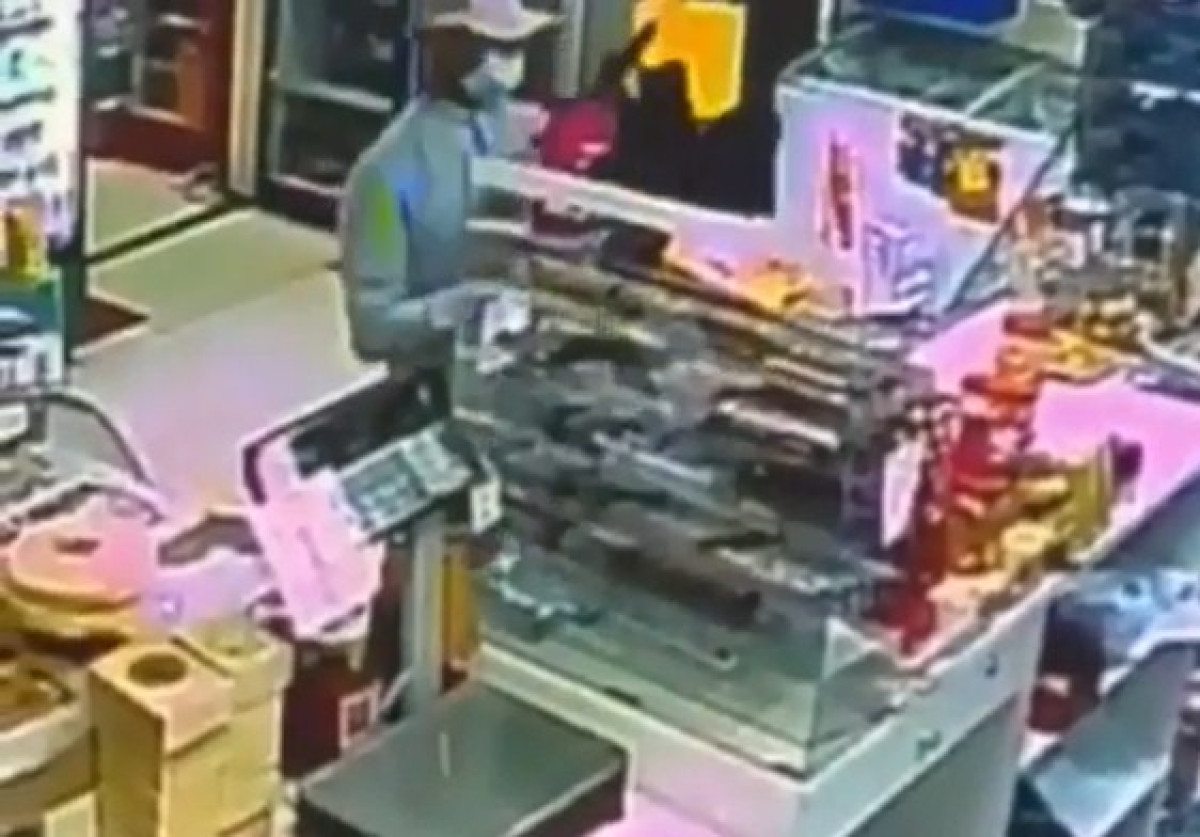 Разбойное нападение на магазин попало на видео в Усть-Каменогорске