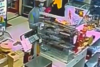 Фотография к новости: Разбойное нападение на магазин попало на видео в Усть-Каменогорске