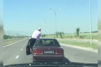 Фотография к новости: Необычный способ езды на машине попал на видео в Алматинской области