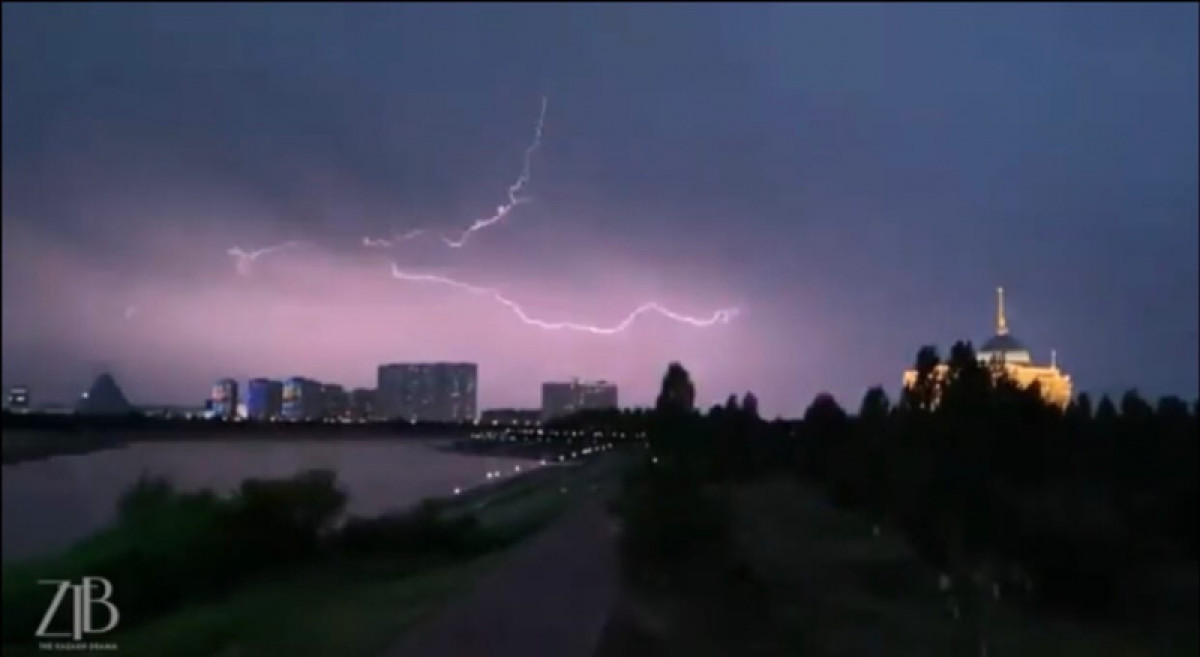 Страшно красиво: Сверкающую молнию над Акордой запечатлели на видео