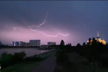 Фотография к новости: Страшно красиво: Сверкающую молнию над Акордой запечатлели на видео