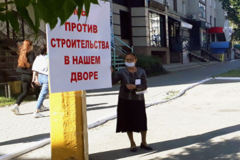 Одиночный пикет против строительства общежития колледжа устроила жительница Костаная