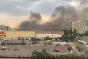 Фотография к новости: Людей эвакуируют из горящего торгово-развлекательного комплекса в Алматы