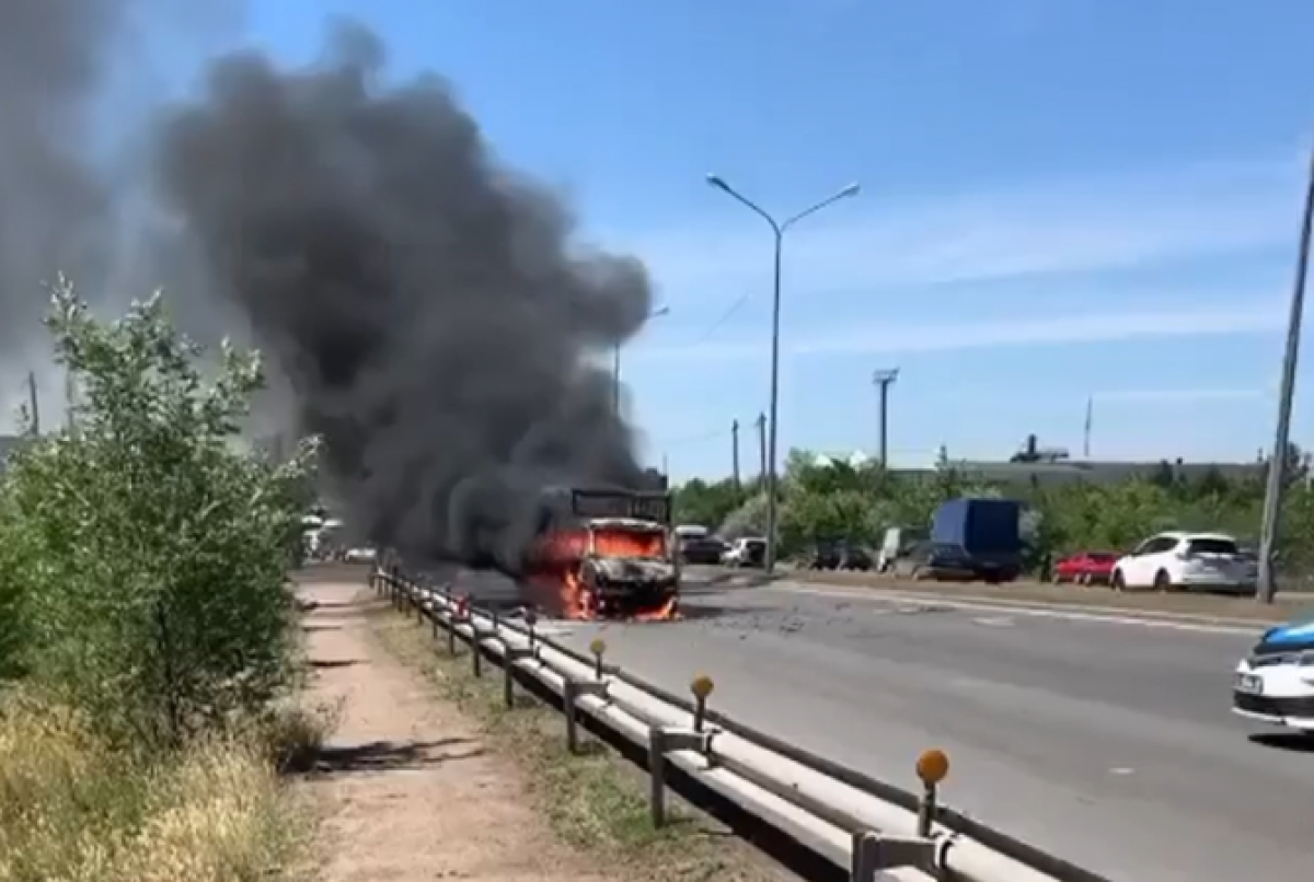 Взрыв ГАЗели запечатлели на видео в Нур-Султане