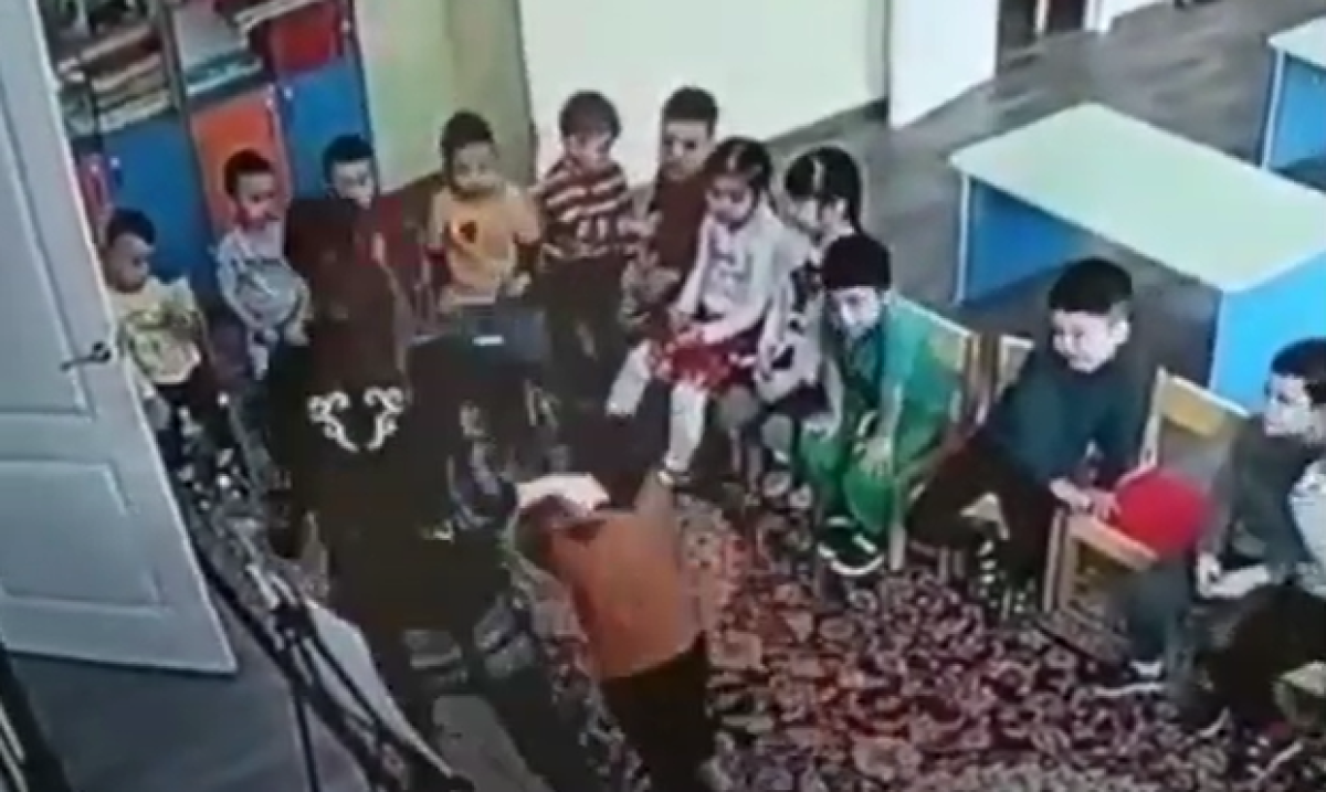 Воспитательница в маске била воспитанников детского сада Алматы