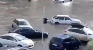 В Нур-Султане продолжают откачивать воду после вчерашнего ливня