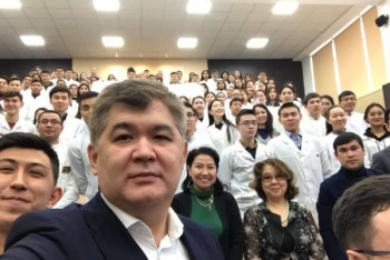 Фотография к новости: Биртанов оценил работу врачей как пациент и поздравил их с Днем медика