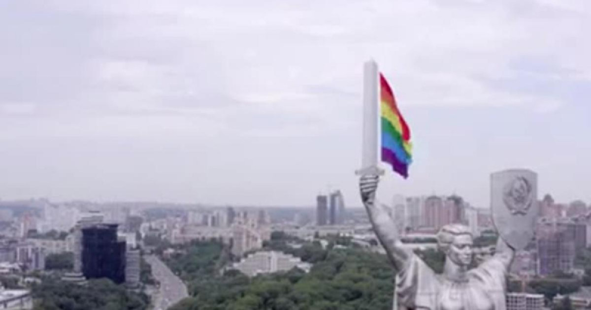На монумент “Родина-мать” в Киеве приделали флаг ЛГБТ