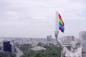 Фотография к новости: На монумент “Родина-мать” в Киеве приделали флаг ЛГБТ