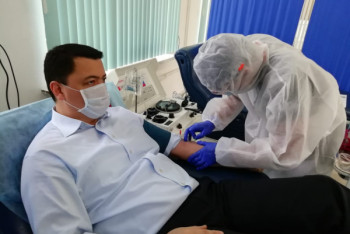 Фотография к новости: Главврач Алматы поделился своей плазмой с тяжелыми больными COVID-19