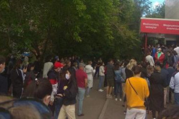 Фотография к новости: Чтобы встать в очередь на ПЦР-тестирование в Нур-Султане, люди составляют списки как во времена СССР