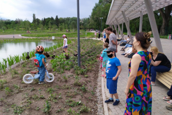 Фотография к новости: Вандалы разгромили ботанический сад после реконструкции в Алматы