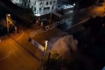 Фотография к новости: Машины и светофор повредило фонтаном воды из аварийной теплотрассы в Алматы