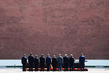 Фотография к новости: Токаев с коллегами возложил цветы к Могиле Неизвестного Солдата в Москве