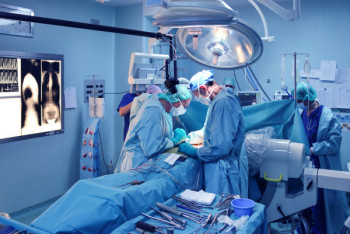 Фотография к новости: Экстренная операция спасла жизнь 80-летнего пациента с КВИ в Алматы