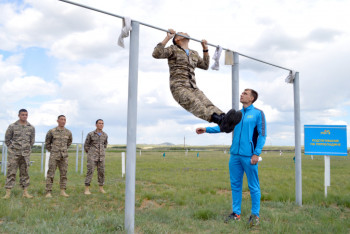 Фотография к новости: Казахстанские военнослужащие поборются за звание "Воин мира"