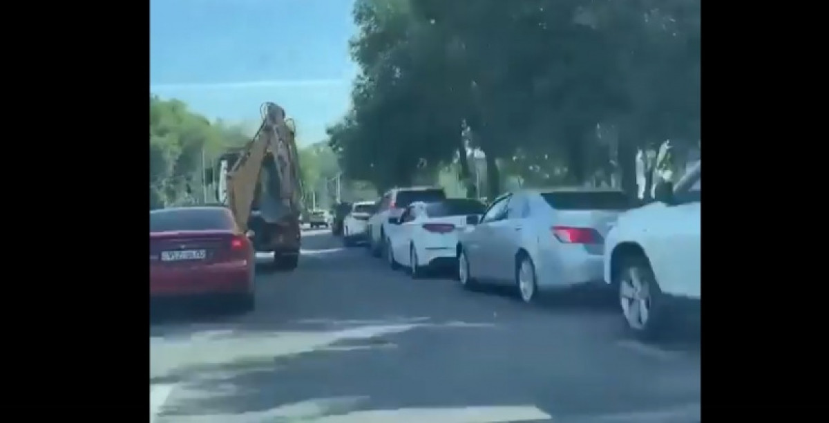 Огромную очередь автомобилистов на ПЦР-тестирование сняли на видео в Алматы