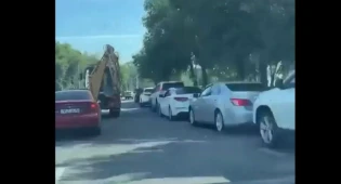 Огромную очередь автомобилистов на ПЦР-тестирование сняли на видео в Алматы