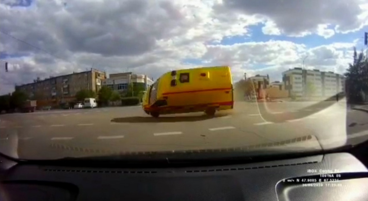 Внедорожник снес карету скорой помощи: медики пострадали в Сатпаеве