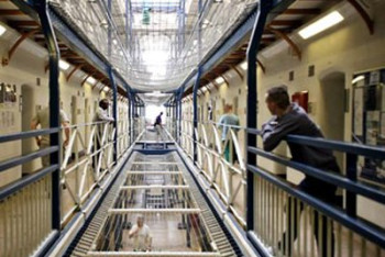 Фотография к новости: Пожизненно осужденного серийного насильника выпустили по ошибке