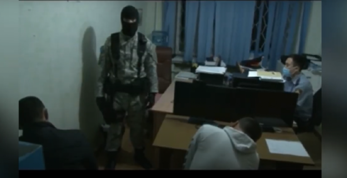 кадр из видео polisia.kz