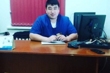 Фотография к новости: Уволенный после видео с перчатками хирург нашел новую работу в Туркестанской области