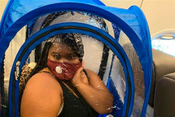 Фотография к новости: Женщина возмутила попутчиков, разбив в самолете палатку