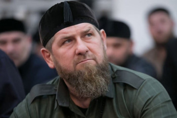 Фотография к новости: Появилось видео с Кадыровым на похоронах отца Нурмагомедова