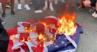 Протестующие у Белого дома сожгли флаг в День независимости США