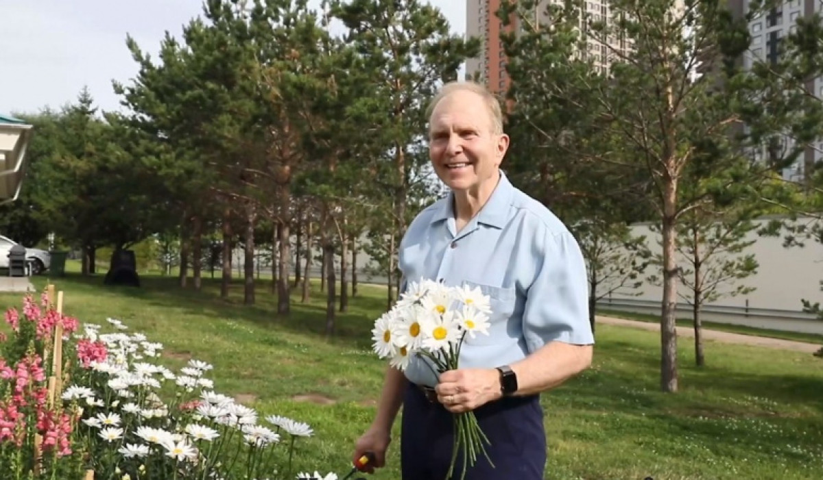 Посол США в РК записал поздравление с Днем столицы среди выращенных им цветов