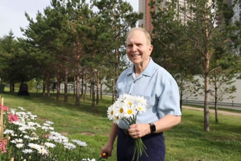 Фотография к новости: Посол США в РК записал поздравление с Днем столицы среди выращенных им цветов