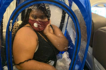 Фотография к новости: Туристка удивила пассажиров способом соблюдения дистанции в самолете