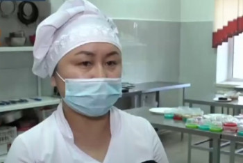 Фотография к новости: Педагоги и профсоюзы готовят еду медикам Павлодара