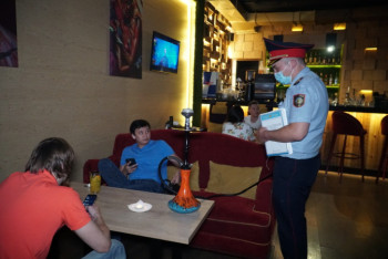 Фотография к новости: Чиновники Нур-Султана под видом клиентов уличили работников кальянной в нарушении карантина