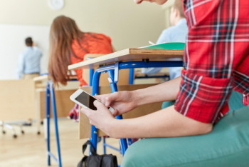 Фотография к новости: Использование смартфонов не влияет на мозг подростков - исследование