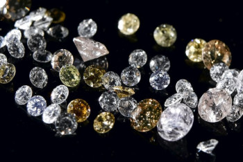 Фотография к новости: Украшенные бриллиантами и золотом маски появились в Индии