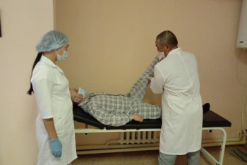 Фотография к новости: "Я врач, и остаюсь им" – заключенный хирург помогает медикам в тюремной больнице