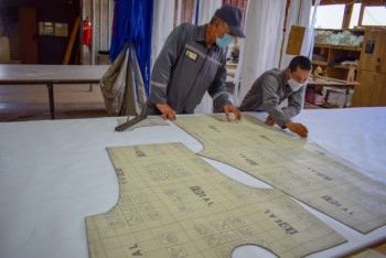 Фотография к новости: 40 тысяч одноразовых защитных костюмов для медиков пошили в колонии Мангистауской области